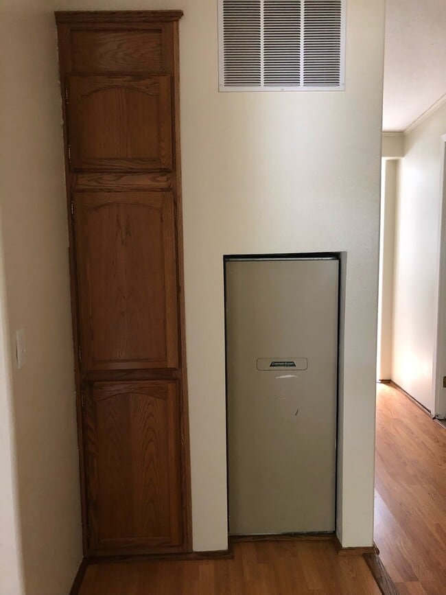 Building Photo - Spacious 3 bedroom home