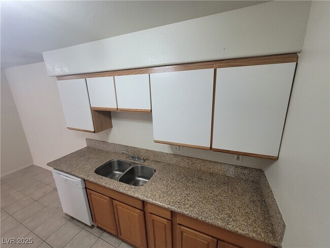Building Photo - 1608 N Torrey Pines Dr