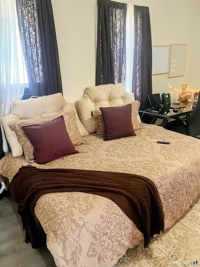 Building Photo - 233 Valley St