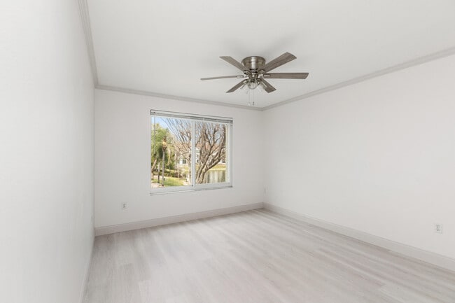 Building Photo - 810 Villa Cir