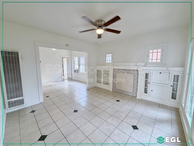 Building Photo - 816 Forest Ave