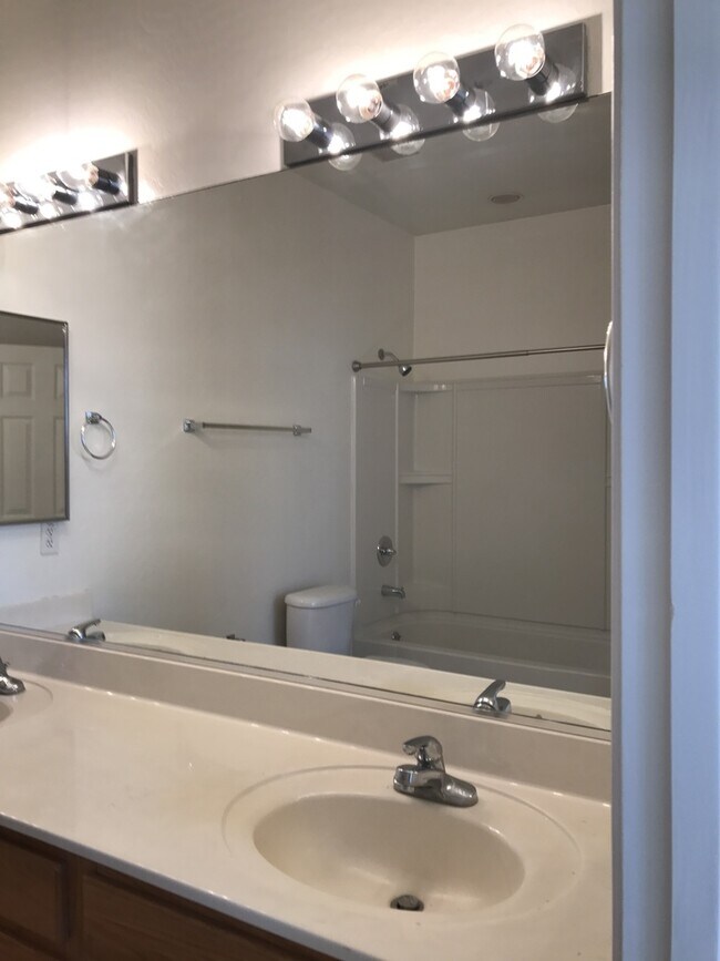 Building Photo - 3 bed 2 bath Home in Cottonwood Commons Contact Property Pros Go to rentprosaz.com look under Vac...