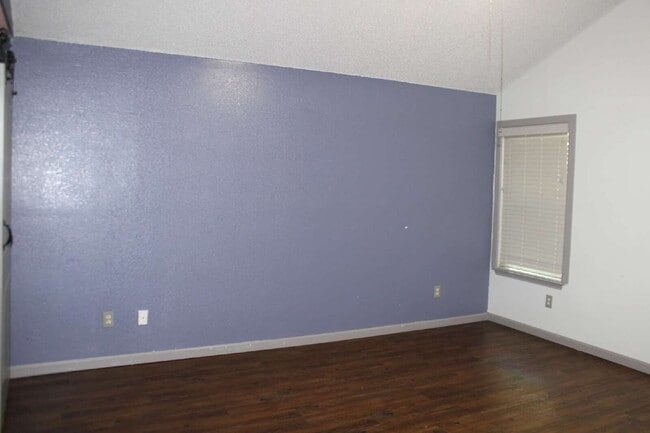 Building Photo - 915 W Lovers Ln