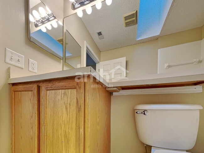 Building Photo - 2562 Glenfield Dr