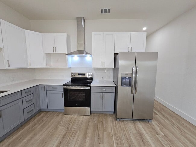 Building Photo - Ready for immediate move in!