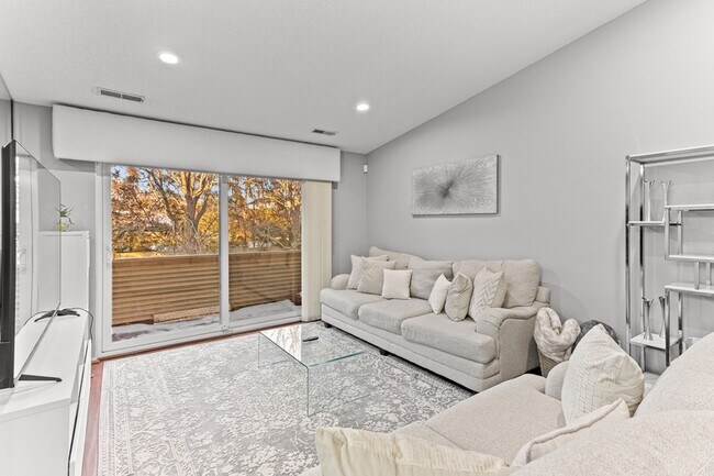 Building Photo - 6560 Ridgefield Cir