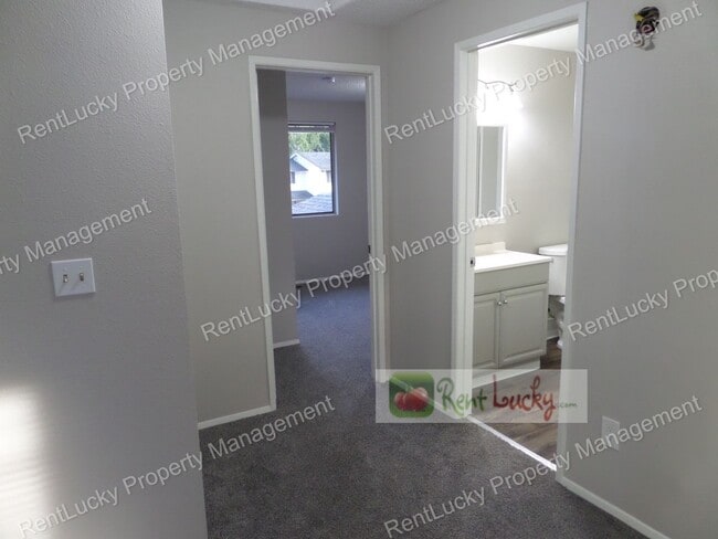 Building Photo - Freshly Updated 3-Bedroom Duplex w/Attached Garage in Great Federal Way Location!!