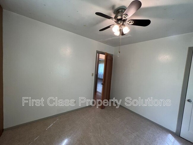 Building Photo - 4716 SE 27th St