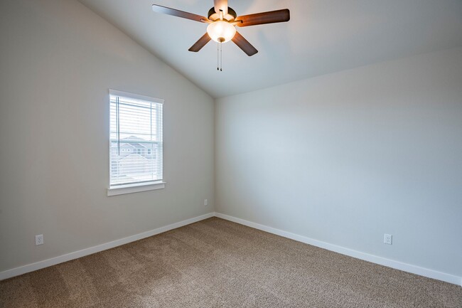Building Photo - AVAILABLE NOW! GORGEOUS 2 BEDROOM FOUR PLE...