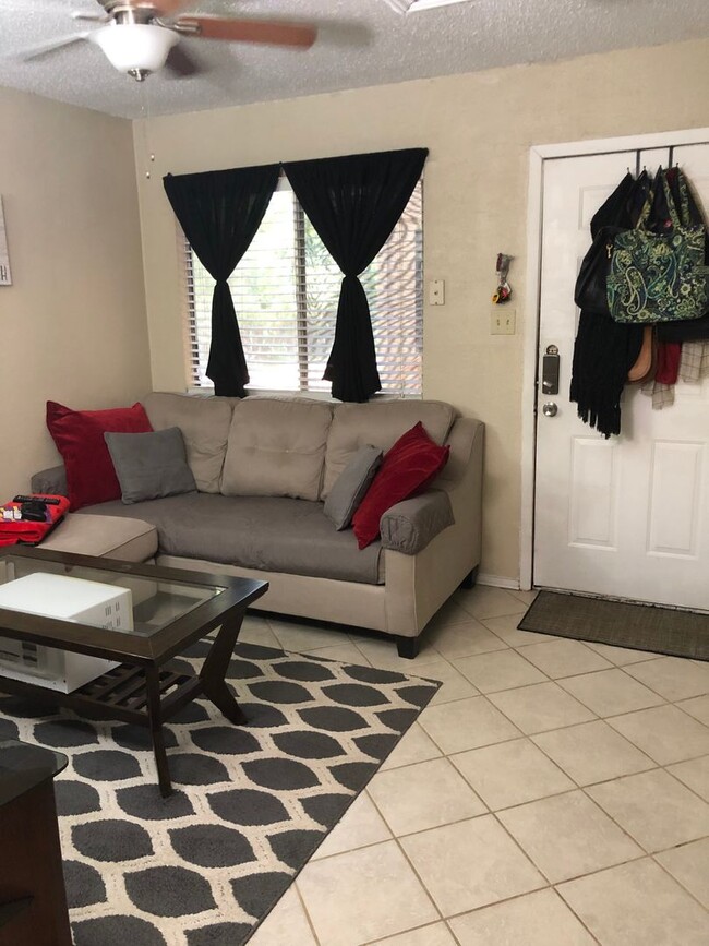 Building Photo - College Station - Northgate area -1 bedroom / 1 bath Apartment