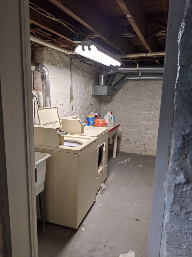 Building Photo - 501 W Forest Ave