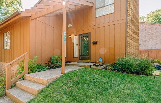 Building Photo - Spacious 5-Bedroom End-Unit Townhome in Reston with 3 Finished Levels, Renovated Kitchen & Fenced...