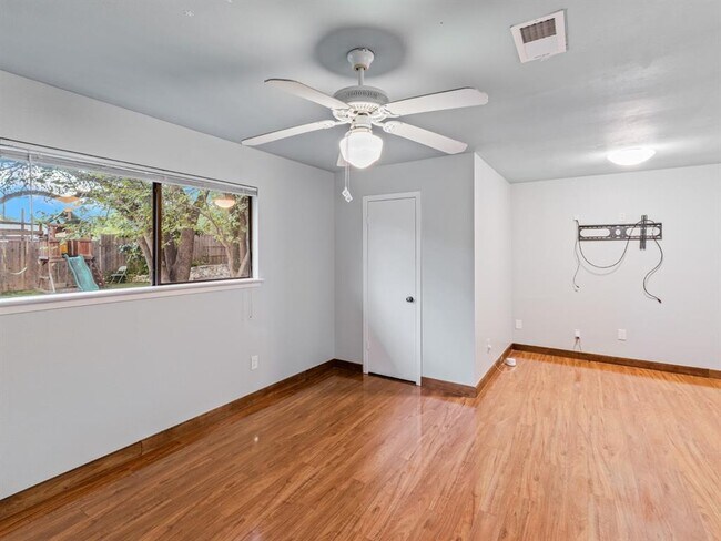 Building Photo - 404 Mulberry Dr