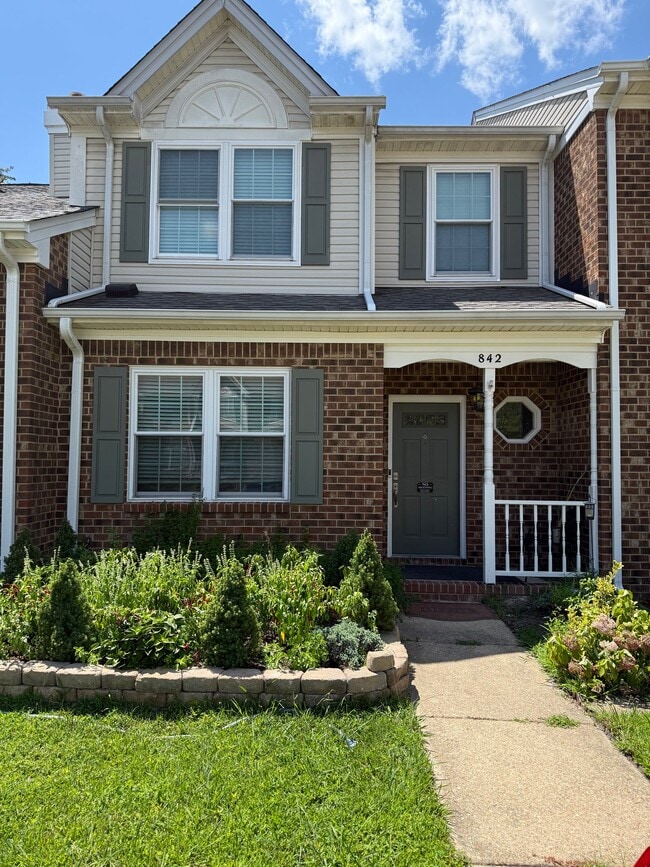 Building Photo - 842 S Lake Cir