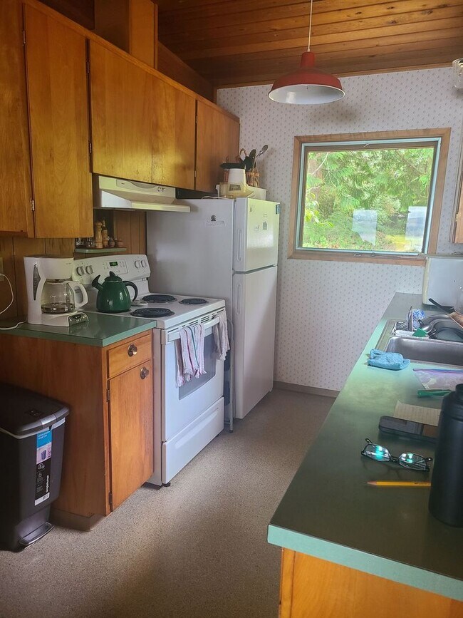 Building Photo - Charming Waterfront Cabin on San Juan Drive 5 month lease through winter.