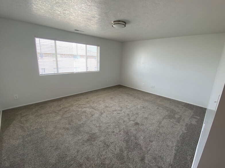 Livingroom - 866 E 500 N