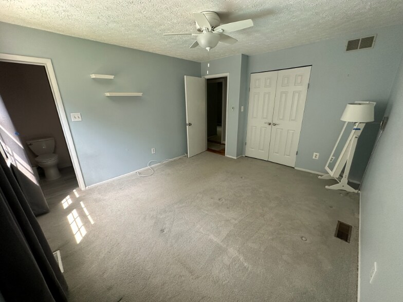 Building Photo - 253 Overleaf Dr