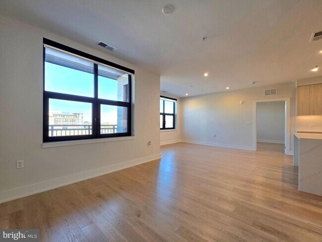 Building Photo - 737 Swann Ave