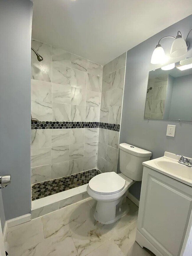 Building Photo - 705 8th St