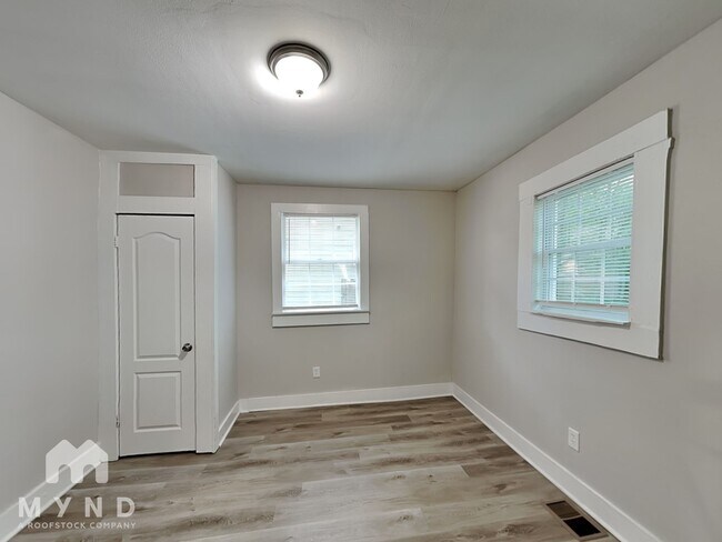 Building Photo - 117 Thayer Ave SE