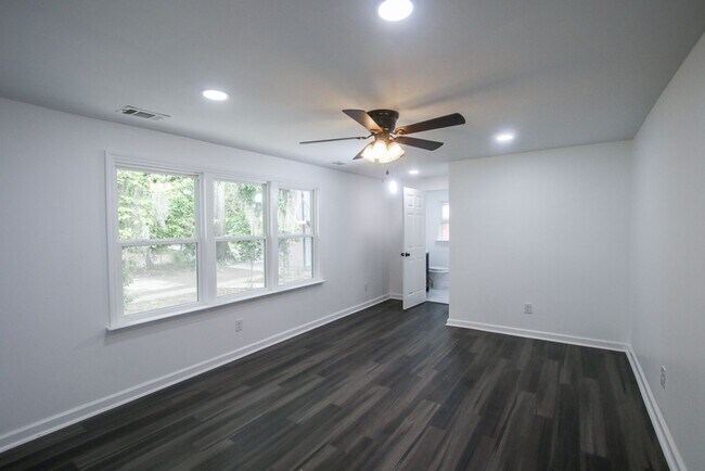 Building Photo - Spacious 4 Bedroom, 2.5 Bath Home in Savan...