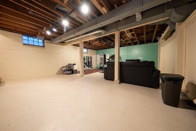 Building Photo - 2626 N Vincent Ave