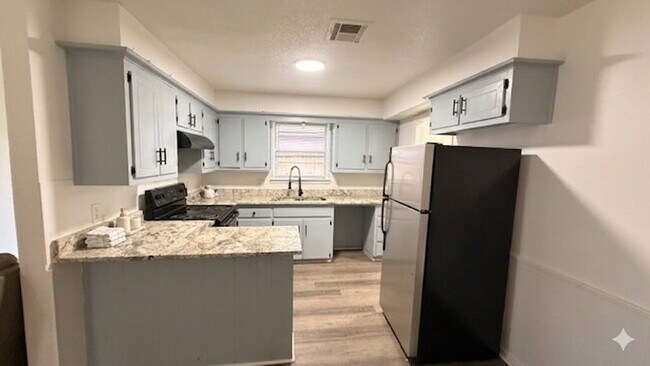 Building Photo - Versatile 5-Bedroom Residence | Ideal for Hosting & Home-Style Living!!