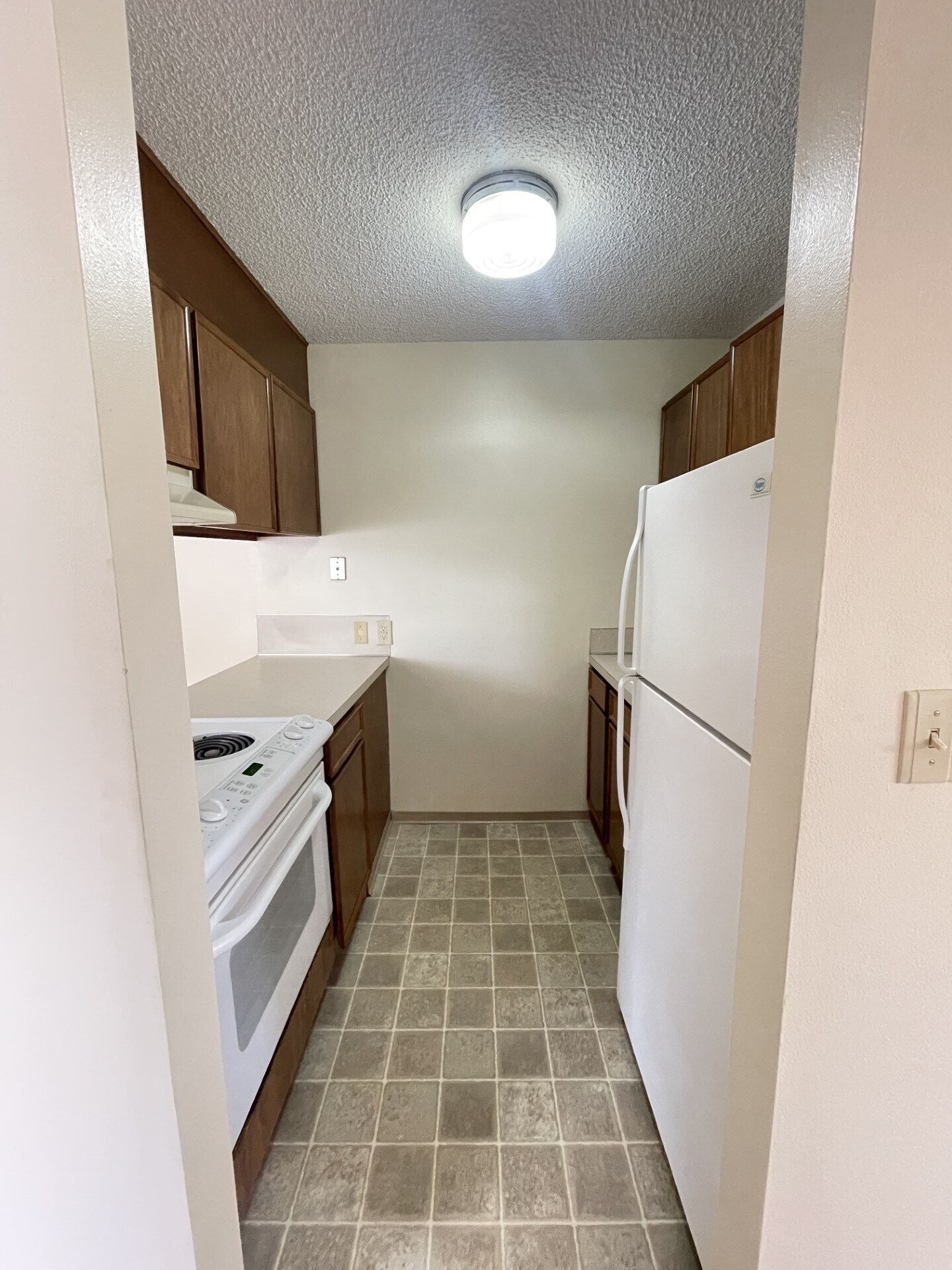 Kitchen - 530 Burnett Ave N
