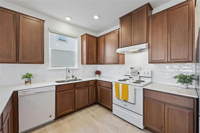 Building Photo - 402 Lynwood Gold Wy