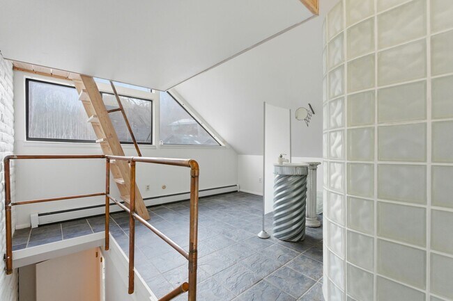 Building Photo - Beautiful 5-bed, 3.5 bath townhome steps from hiking trails and West Pearl St