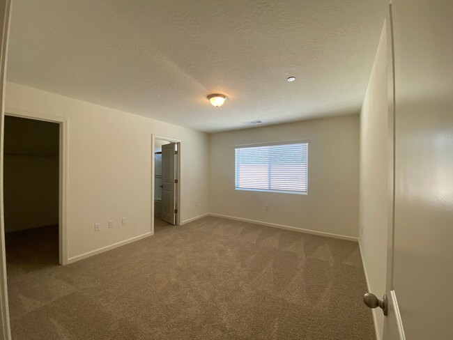 Building Photo - 3 BR 2 BA Available Now