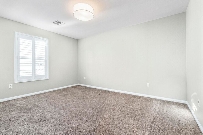 Building Photo - Stunning 4 bedroom, 3 bath home located in...