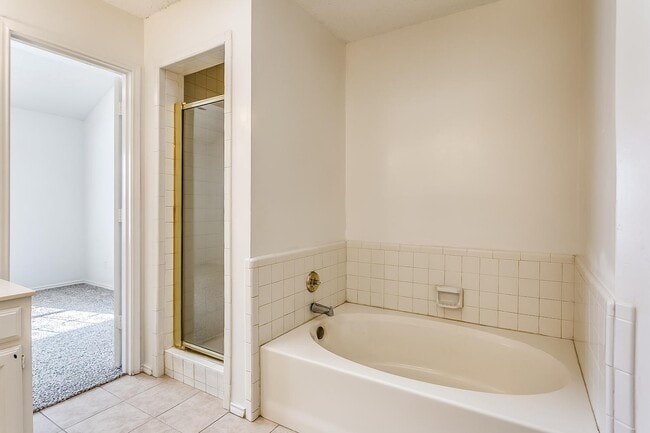 Building Photo - Cute 3 Bedroom 2 Bath 2 Car Garage One Sid...