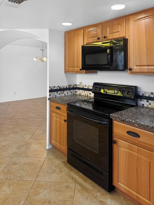 Building Photo - Spacious 4 Bedroom Pool Home in Quiet Cul De Sac