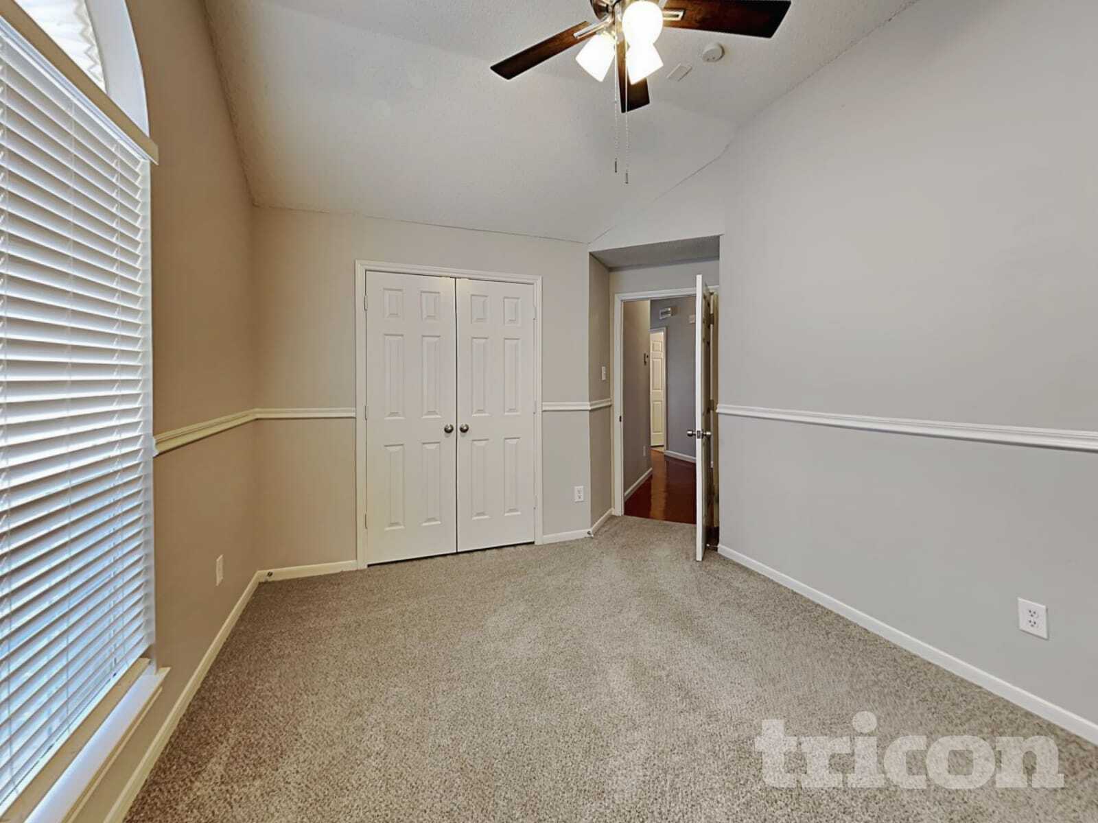 Building Photo - 1041 Essex Dr