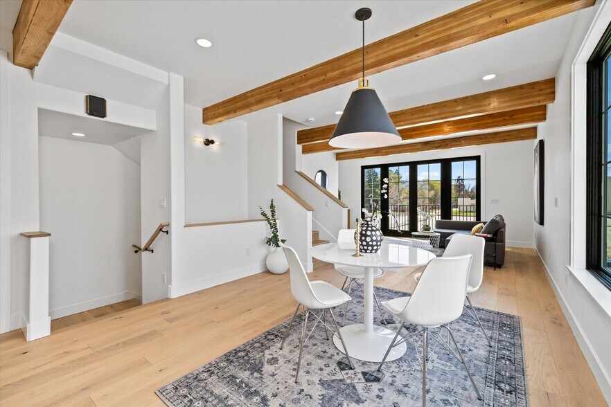 Building Photo - 614 N Avenue H Ave