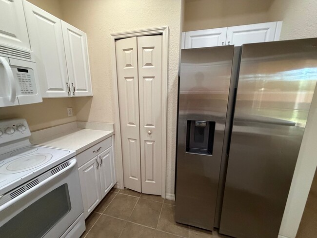 Building Photo - Beautiful 3 room /2.5 bath Gated Community W/ Pool Close to the Skyway