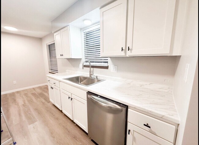 Building Photo - 2008 Juniper Dr