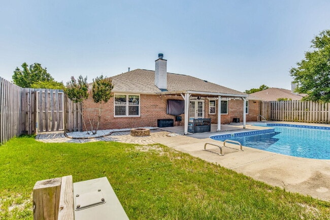 Building Photo - Welcome to your dream home! This stunning 4-bedroom, 3-bathroom residence is perfectly situated n...