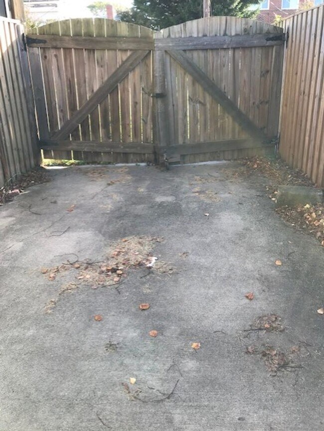 Building Photo - 2 Bed 2.5 Bath row house located just a short distance from RFK stadium in NE Washington, DC.