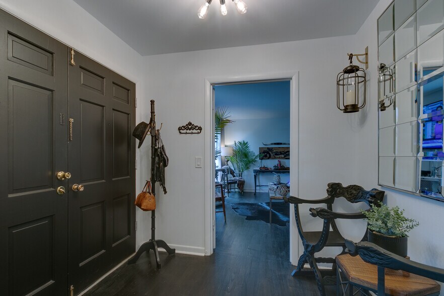 Building Photo - 101 Carnavon Pky