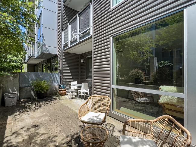 Building Photo - NW 1 Bed 1 Bath + a Den in the Pearl District! Includes W/D, Garage Parking and Storage!