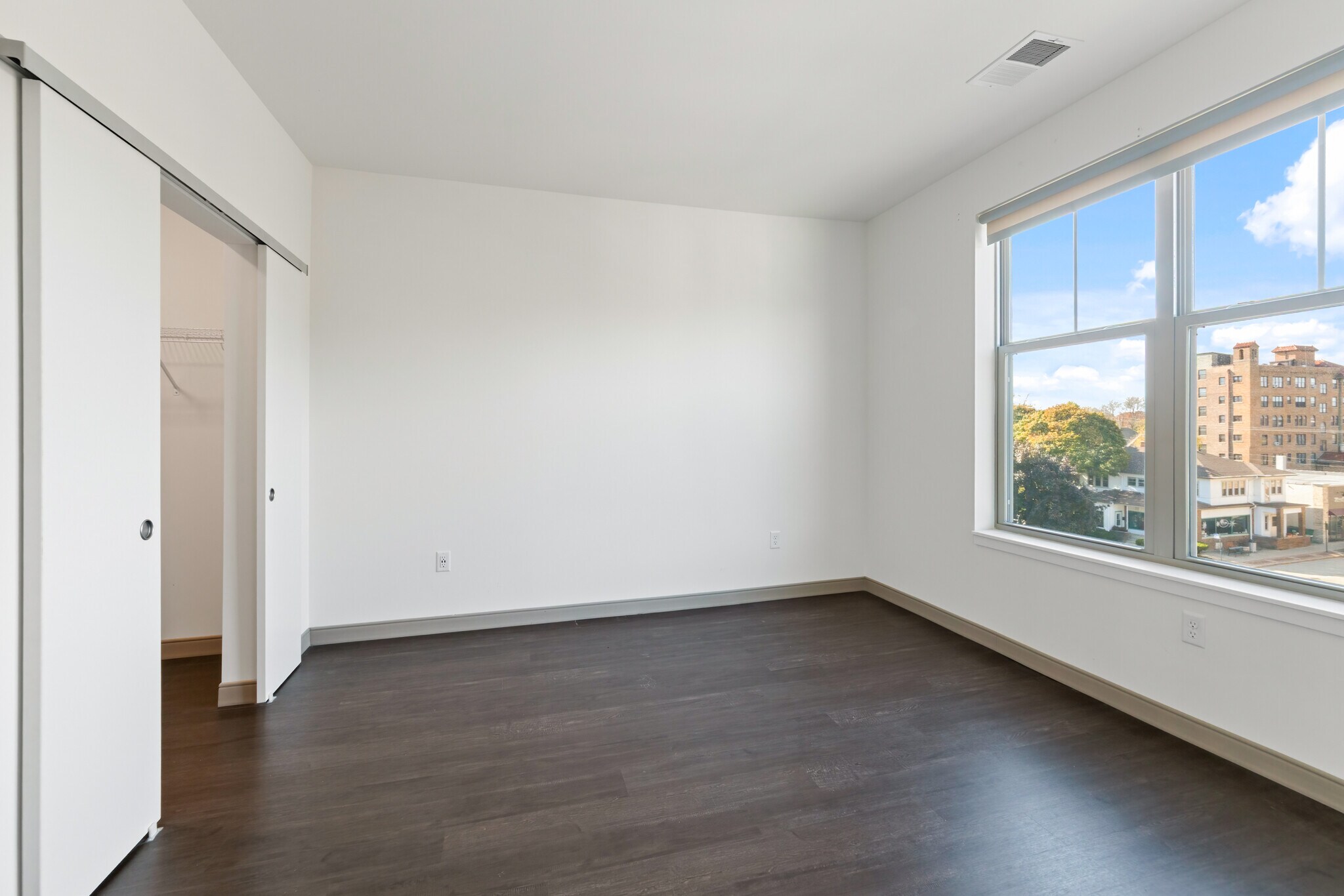 Building Photo - 2420 E Capitol Dr