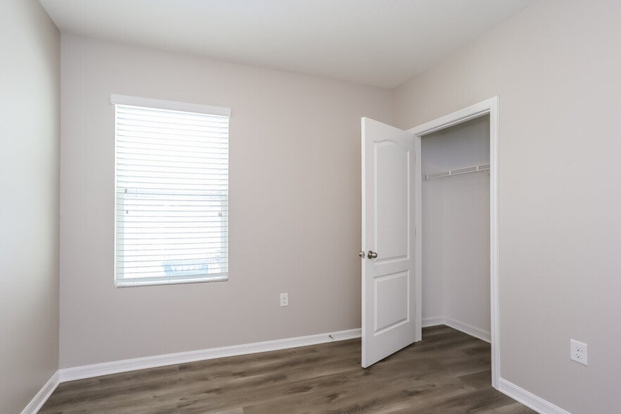 Building Photo - 12018 Suburban Sunrise St