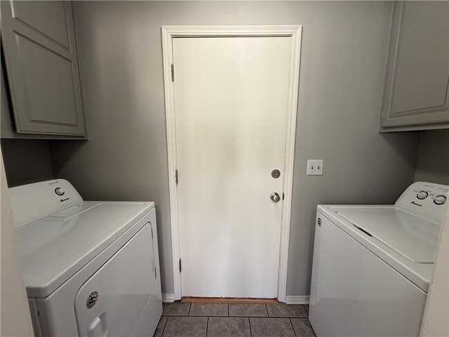 Building Photo - 350 E Margaret Pl