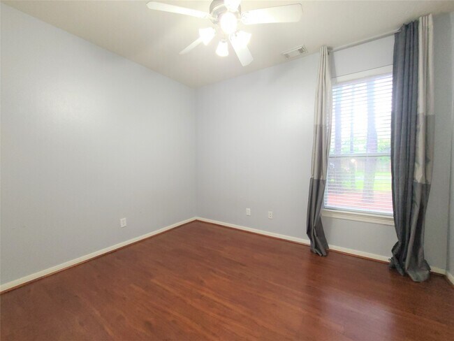 Building Photo - 7015 Pinefern Ln