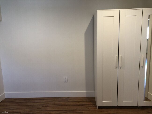 Building Photo - 3 br, 1 bath 4plex - 2100 Market St #B