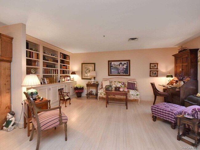 Building Photo - 123 Middle Neck Rd