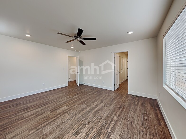 Building Photo - 1712 194th St E