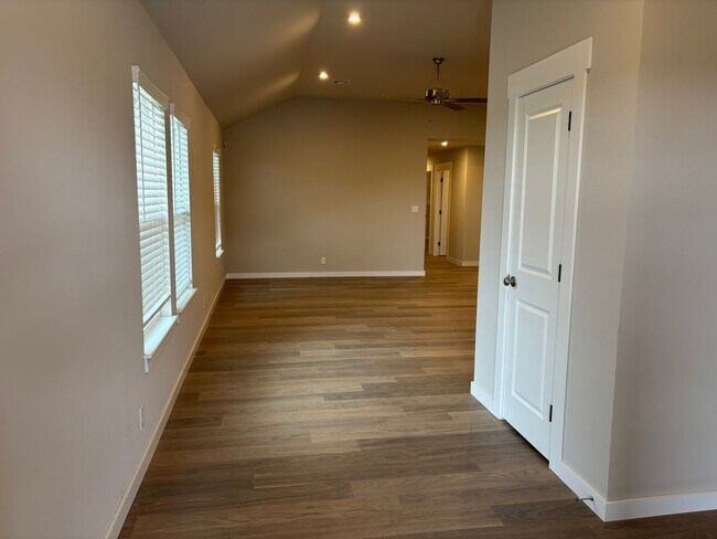 Building Photo - Beautiful New Duplex!